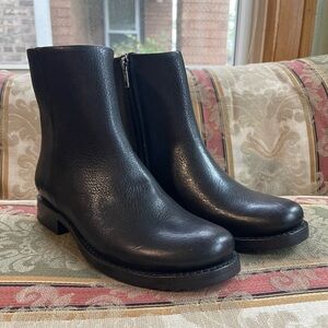 Frye Veronica Inside Zipper Boots. Size 9 Women
N3-12